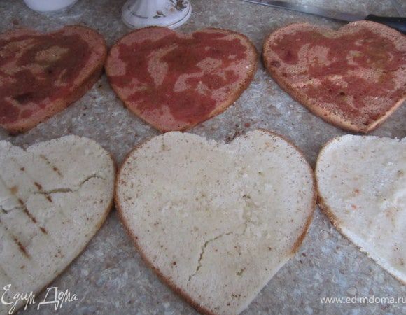 Розовым сиропом пропитать розовые коржи. Молочным - белые.