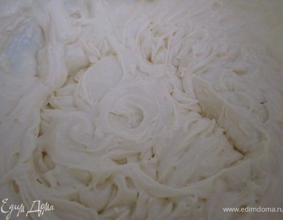 Сметану взбить с оставшимся сахаром. 
Если у вас домашняя сметана. взбиват нужно осторожно, что бы не перебить.) А если магазинная, нужно брать жирную не меньше 20%, и предварительно(на ночь) откинуть ее на марлю или мелкое сито, чтобы стекла лишняя жидкость. В этом случае сметаны может понадобится немного больше.