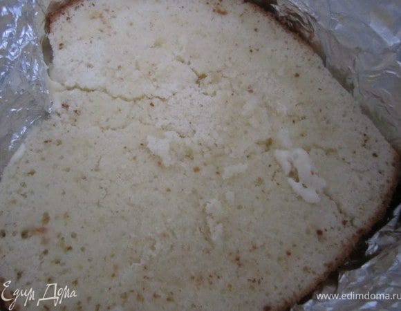 Положить белый корж.