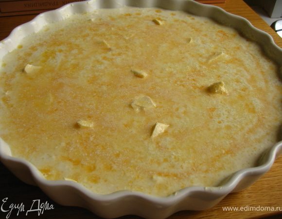 Смазать форму сл.маслом. Вылить в нее смесь. Сверху положить несколько кусочков масла и выдавить сок апельсина.