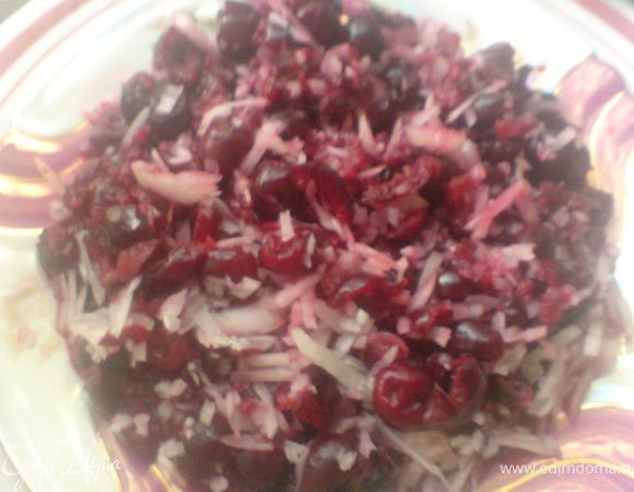 смешать лук с вишней /я,слегка измельчила вишню в блендере/