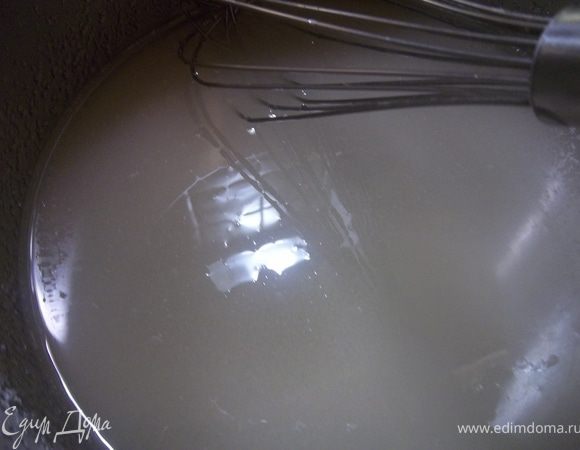 Смешать сахар с водой, поставить на огонь и сварить сироп. 