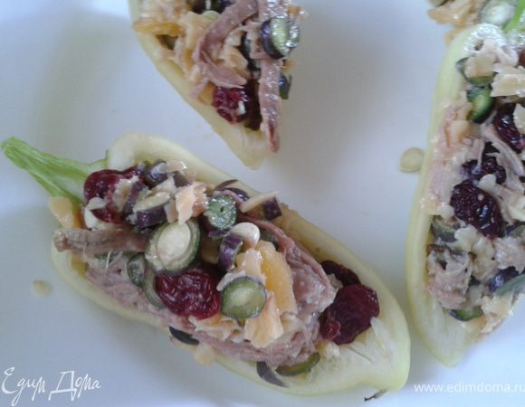 Перцы с начинкой: перец разрезать пополам, достать внутрянку. Впиготовить начинку: мясо (готовое отварное) порезать мелко. Сыр потереть на терку. Спаржевую фасоль порезать очень мелко. Всыпать вяленую вишню без косточки, вбить сырое яйцо и перемешать. Наполнить перцы с верхом. Отправить на гриль.