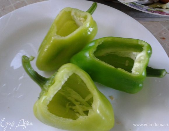 Яйцо в перце. Взять красивые перцы и положить на ровную поверхность. Где получилась верхняя точка там срезать часть мякоти.