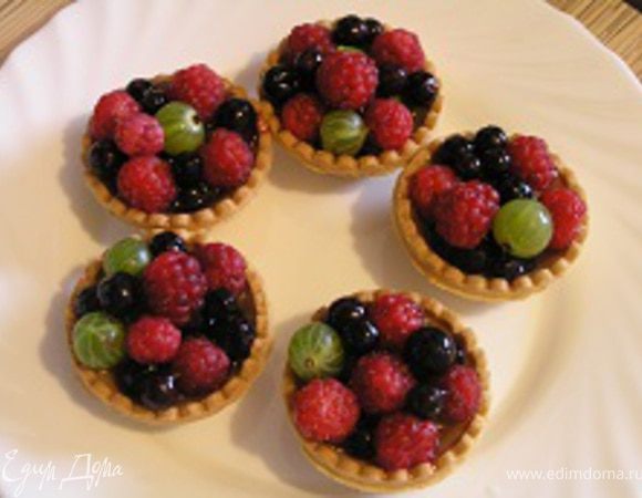 На дно тарталеток уложить черную смородину и крыжовник. Добавить малину и оставшиеся ягоды. Залить тарталетки приготовленным желе и убрать в холодильник до полного застывания. Перед подачей ягоды аккуратно смазать мятным сиропом с помощью кулинарной кисточки.