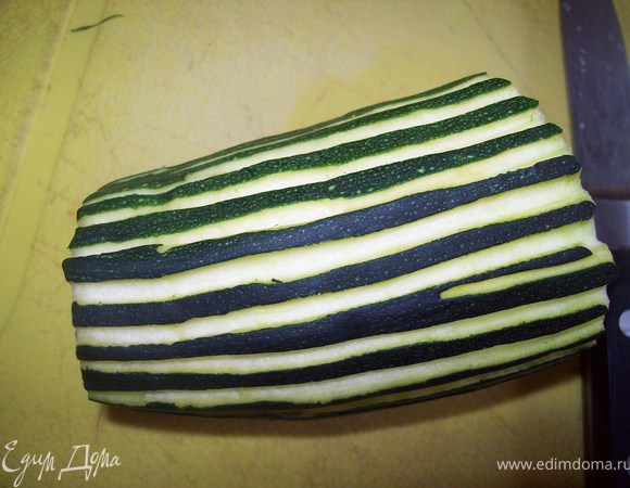 цукини почистить ножом для чистки овощей или фигурным ножом на манер "зебры". Если не любите кожу цукини то просто срежте её.