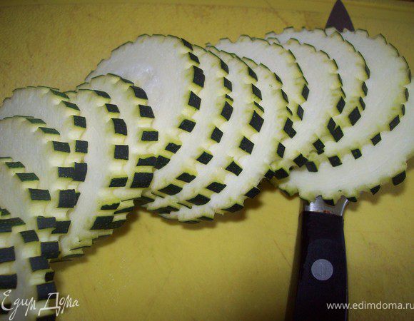 Далее нарезать. у меня цукини был крупный и я его потом разрезала пополам.) автор рецепта предлогал тереть цукини на крупной терке, но тогда получается кабачковое месево а не салат.)