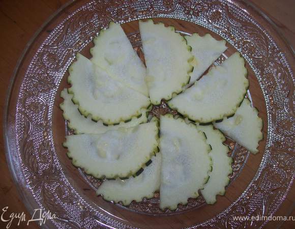 выкладываем на тарелку...цукини в виде цветочка в два ряда