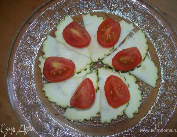 далее выкладываем помидорки черри, порезанные на 4 части