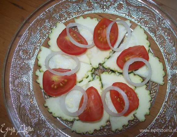 далее выкладываем кольца (полу кольца) лука и на этой стадии солим