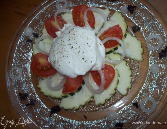 кладем в центр нашего цветка ложку сметаны и перчим... края украшаем маленькими колечками лука и измельсенным базаликом..)