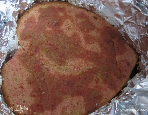 Накрыть розовым бисквитом.