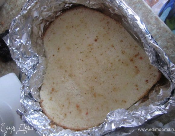 Накрыть белым бисквитом.