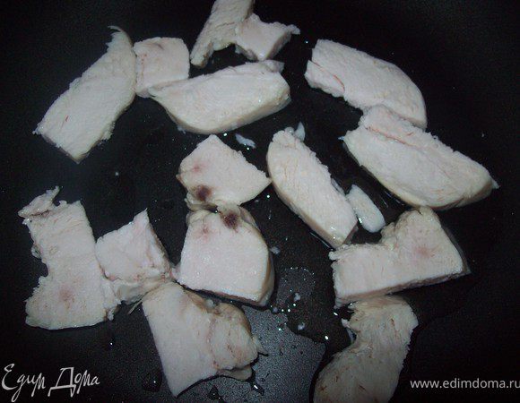 у меня уже была отварная куриная грудка и по этому я ее слегка обжарила на масле