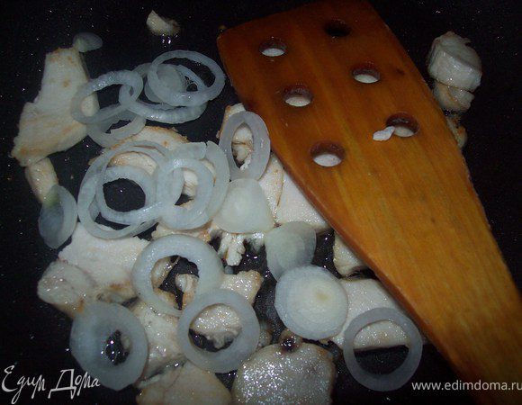 через пару минут добавляем лучок обжаривем 3-4 минуты