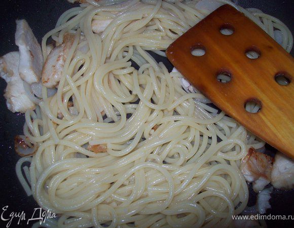 добавляем , заранее сваренные, спагетти, и обжариваем еще пару минут