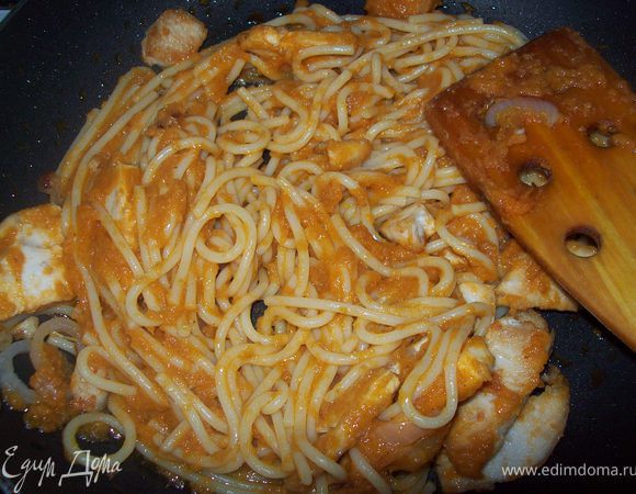 добавляем кабачковую икру, ( у меня икра была домашняя) и как говорит Юля Высоцкая, даем продуктам подружиться..))) 3-4 минуты