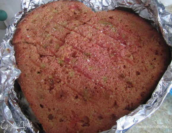 Накрыть розовым бисквитом.
Немного сверху придавить, делать это нужно аккуратно. 
Поставить в холодильник на 3-4 часа.