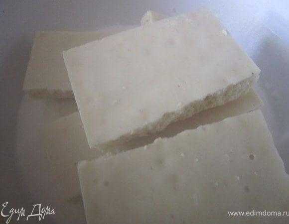 Приготовить ганаш.
Сливки (не меньше 30% жирности) растопить, добавить шоколад, выключить плиту, помешивая дать шоколаду растаять.
Охладить.