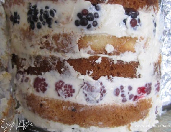 Достать торт из холодильника.
Аккуратно снять бортики и фольгу.