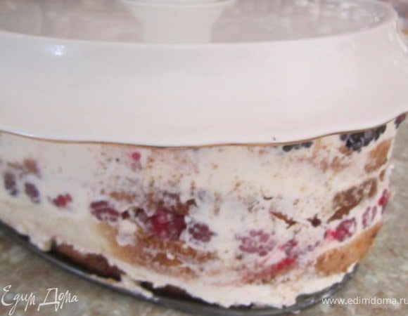 Взять блюдо для торта, поставить на верх и перевернуть тортик.