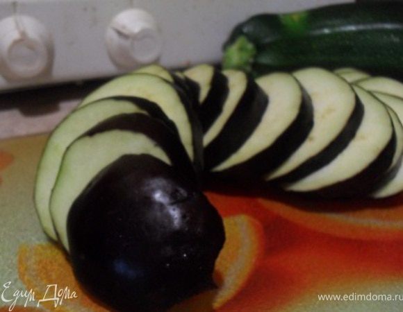 Баклажан порезать кружочками.