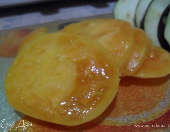 Помидор тоже порезать кружочками.