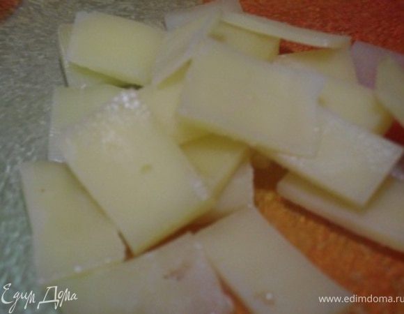 Сыр порезать на небольшие кусочки, можно потереть на терке.