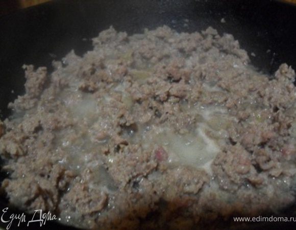 Фарш обжарить в небольшом кол-ве масла, добавить лук.