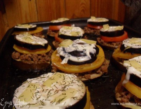 Смазать верхний баклажан майонезом, посыпать сыром и зеленью.