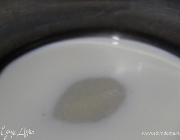 Например: я брала 1 ст.молока, значит нам нужно 1/2 ст.сахара.Итак, приступим: молоко выливаем в кастрюлю, добавляем сахар.Ставим на медленный огонь. 