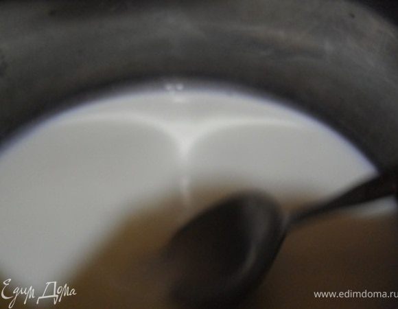 Варим смесь помешивая, до загустения массы.(цвет у молока станет слегка кремовый).