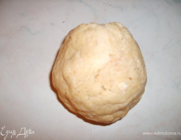 Замесить некрутое тесто и отправить его в холодильник на 30 минут