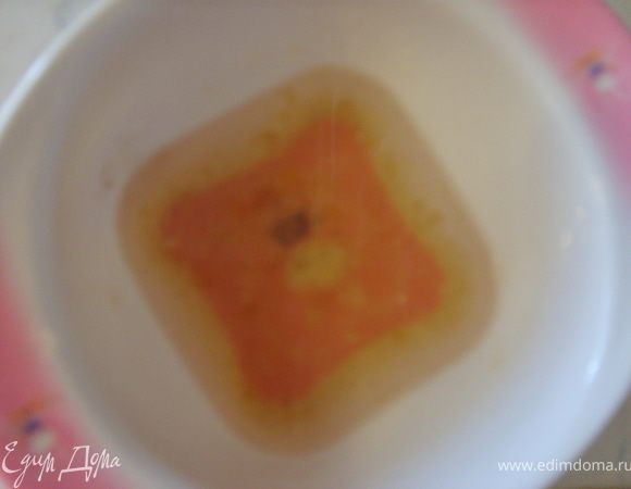 Желатин распустить в 5 ст.л. воды, проварить,чтобы гранулы растворились и добавить его к малине