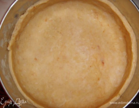 Тесто раскатать по форме и не забываем про бортики, выпечь в духовке при 200 С - 10 минут, мне хватило дести минут, но Вы регулируйте по своей духовке, и еще я не выкладывала дополнительный груз на тесто, для того, чтобы оно не вздулось, просто наколола его вилкой в нескольких местах