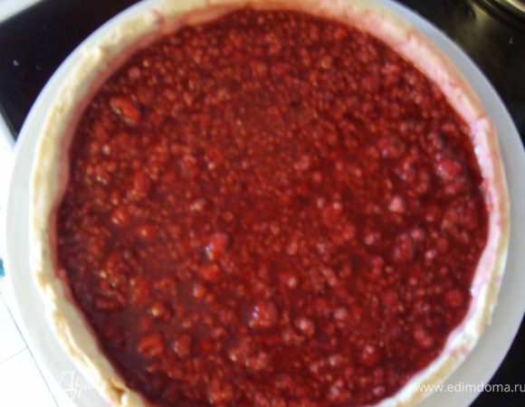 После того как испеклось тесто, выливаем нашу  малиновую заливку в пирог и отправляем в холодильник на 5 часов, для полного застывания