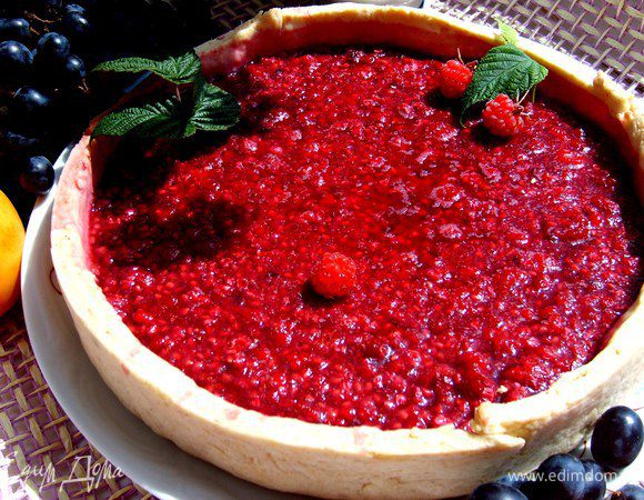 "Муж спрашивает жену:
- Ты почему не следишь за своей фигурой?
- Как это не слежу? Вот вчера купила себе новое платье на два размера больше."(Очередная шутка). Ну, с нами такого не случится))), так как у нас уже легкий пирог готов))) Приятного чаепития, Друзья мои!