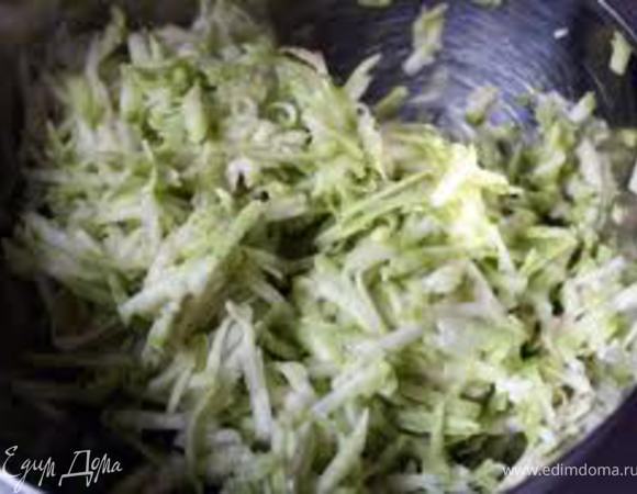 Кабачок натереть на мелкой терке и оставить в друшлаке на 10 мин для того, чтобы стекла лишняя жидкость.