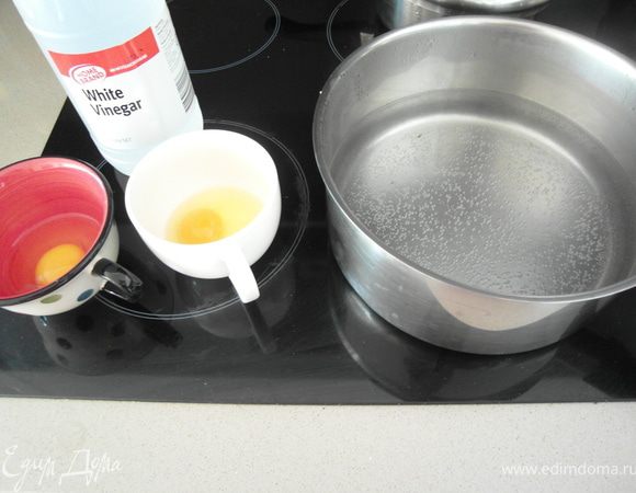 Сделать Голландский соус: Наполнить большую кастрюлю водой так, чтобы поставленная на нее кастрюля меньшего размера не касалась дном до воды (обязательно!!!) Дождаться пока вода закипит, уменьшить огонь, дождаться, чтобы вода не сильно "бурлила". В верхней кострюльке смешиваем желтки, лимонный сок, перец и Worcestershire sauce (если он есть), + 1 ст.л. воды. Все тщательно перемешиваем.