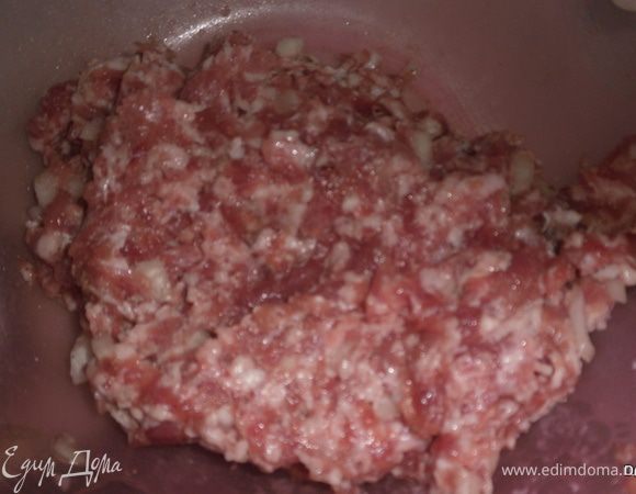 В фарш добавляем порезанную некрупно луковицу, соль, перец.Если фарш суховат, то немного воды.
