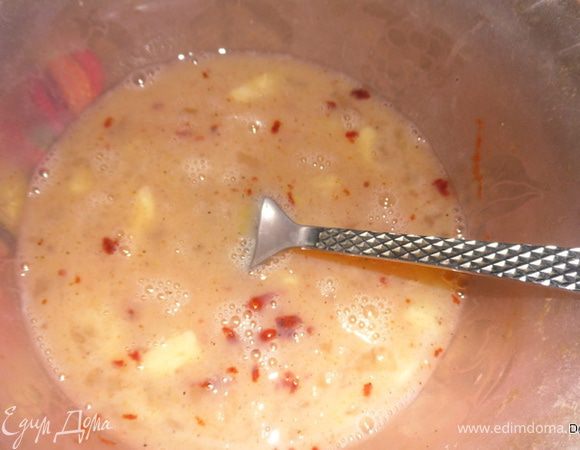 В яйца добавляем соль, сухари,паприку и взбиваем их вилкой