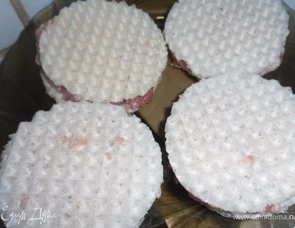 Укладываем фарш на одну вафлю и прижимаем сверху другой