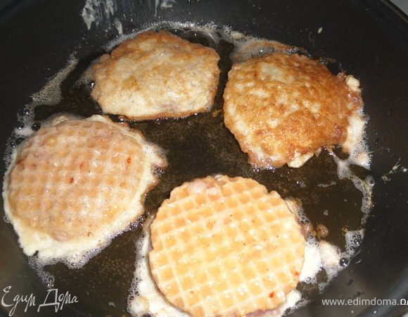 Обмакиваем в яичную смесь и обжариваем с двух сторон на сковороде.