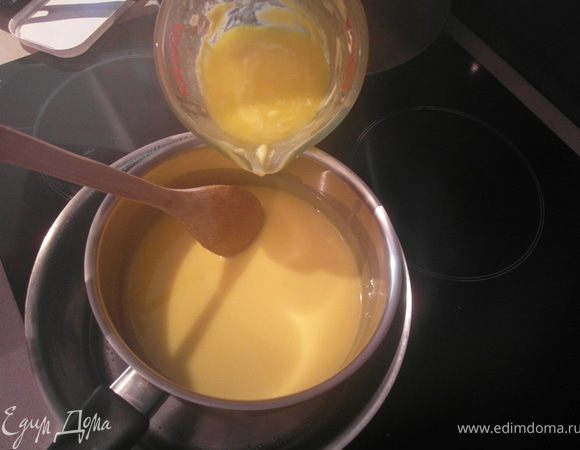 К смеси из желтков постоянно начинаем добавлять по 1 или 2 ч.л. растопленного масла, постоянно перемешивая. Если соуст начинает сразу сильно густеть (в моем случае этого не произошло, загустел только через некоторое время), добавить 1-2 ч.л. горячей воды. Продалжаем мешать, пока не введем в смесь все масло. Добавить соль, затем снять с огня и накрыть кастрюльку крышкой, чтобы не дать соусу остыть пока мы работаем над следующим шагом.
