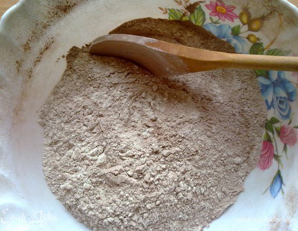 Просеиваем через сита муку вместе с разрыхлителем и какао