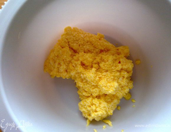 Сливочное масло растираем с яйцом, сахаром и ванилином. Затем все взбиваем в миксере