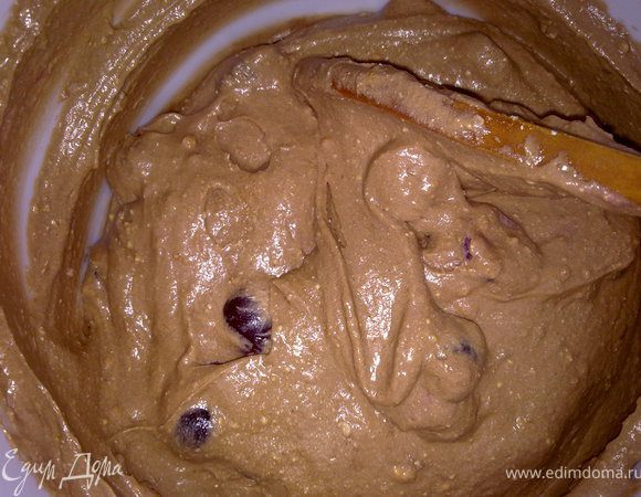 К хорошо перемешанному тесту добавляем отделенную от косточек вишню вместе с выделившимся соком. Я порезала вишенки на половинки