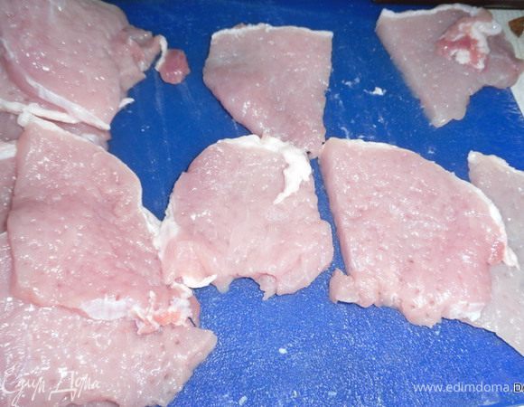 Мясо порезать  и слегка отбить