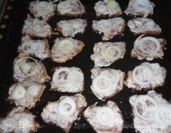 Обмазываем соусом и выкладываем лук