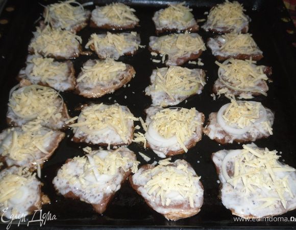 Сверху на лук - сыр. натертый на терке